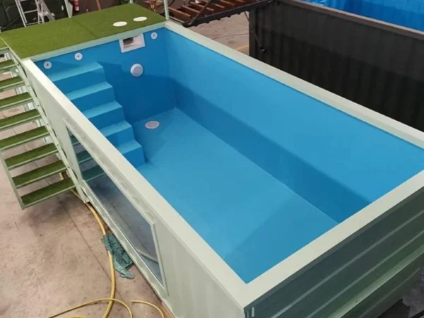 Piscina construida con contenedores marítimos de 30 pies