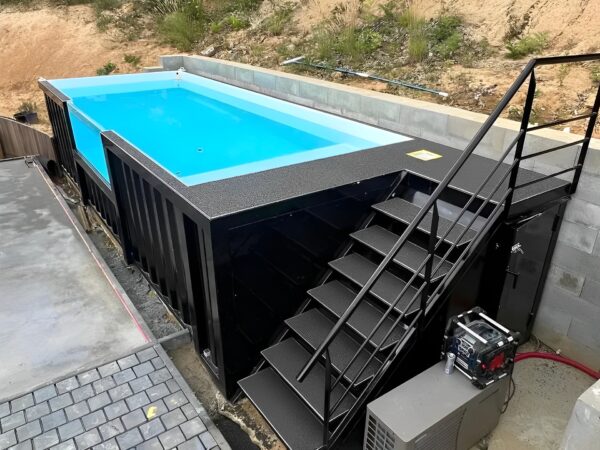 Piscina construida dentro de un contenedor marítimo de 6 metros con una práctica escalera lateral.